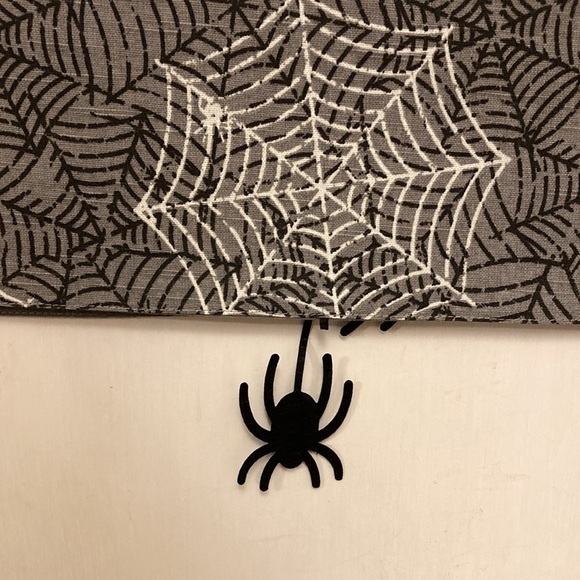 NWT!  CYNTHIA ROWLEY CURIOUS GLOW IN THE DARK SPIDERWEB HALLOWEEN TABLE RUNNER - Picture 3 of 11